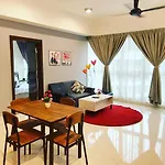 Regalia Suites With Infinity Pool Kl By Cozy Homes