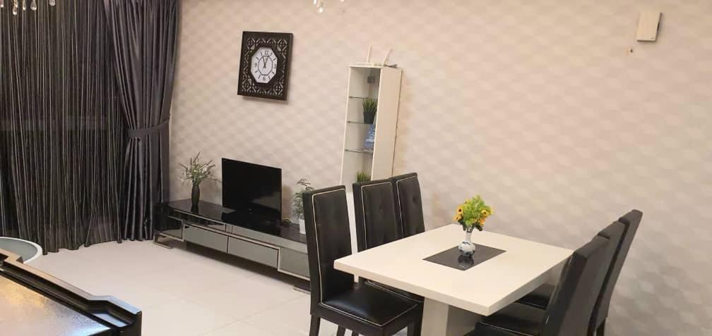 Regalia With Infinity Pool Kl By Cozy Homes Pangsapuri Kuala Lumpur